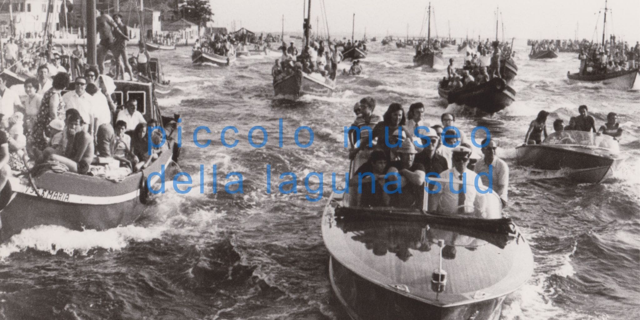 Corteo di barche che segue la regata di Pellestrina (inizio anni ’70)