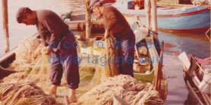 Pescatori dispongono le reti a ‘proa’ (1978)